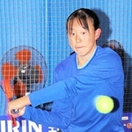 試合がない日はテニススクールで練習に打ち込む大西瑠歌さん＝神戸市垂水区舞多聞西