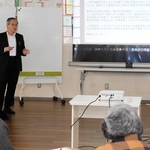 信州大学の研究グループによる調査などを説明する京都大の小泉昭夫名誉教授＝明石市東仲ノ町