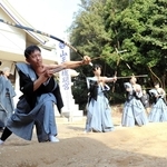 ゆっくりとした所作で弓を引く大前（左）ら＝明石市東藤江２