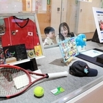 上地選手のサイン入りボールやユニホーム、パネルが並ぶ展示スペース＝あかしこども広場