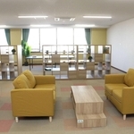 ソファが置かれ、明るい雰囲気の多目的室＝明石市魚住町西岡