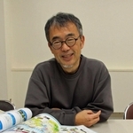 過去に開いた「明石しごせんロマン塾」の資料を前に、活動を振り返る細谷真人さん＝明石市内