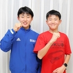 兵庫県郡市区対抗駅伝の明石市代表メンバーに兄弟で選ばれた真田大輔さん（左）と航輔さん＝明石市大久保町谷八木