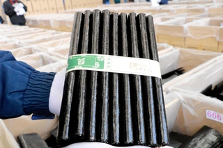 黒く、つやのある明石産のノリ＝播磨町古宮