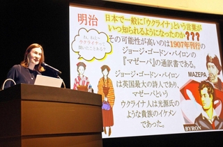 ウクライナと日本の関係について話すゴラル・ナディヤさん＝子午線ホール