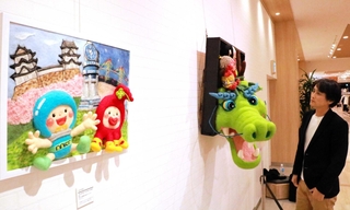 立体的に飛び出した優しい風合いの作品が並ぶ会場＝明石市東仲ノ町