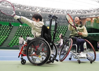 上地結衣選手（右）から教わったチェアワークを実践する参加者＝三木市志染町三津田、ブルボンビーンズドーム