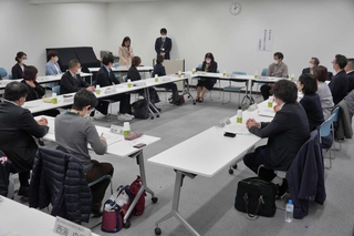 医療的ケア児とその家族の支援策について協議した会合＝明石市中崎１