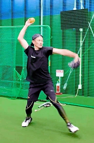 ソフトボールの投球を披露する坂口智隆さん＝千葉県内（提供）
