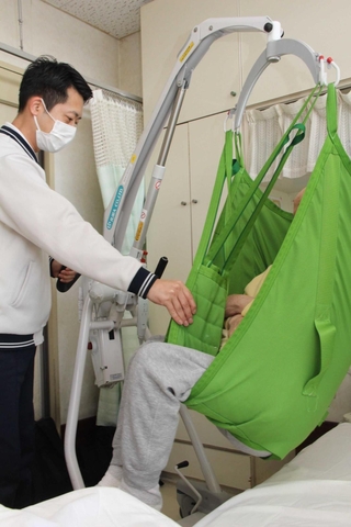 利用者を抱えずに動かすことができる床走行型リフト＝明石市大久保町大窪