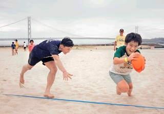 昨年のビーチスポーツフェスタの様子＝明石市大蔵海岸通１