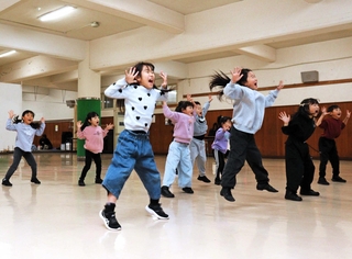 公演に向けて練習に励む子どもたち＝明石市大久保町西島