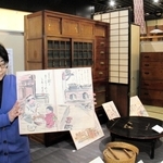 再現された板の間の前で、多聞新八さんの絵を紹介する担当者＝明石市立文化博物館