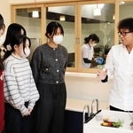 ベトナムのデザート「チェー」の作り方を説明するシェフの小沢亮吾さん（右）＝明石市大久保町大久保町