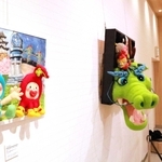 立体的に飛び出した優しい風合いの作品が並ぶ会場＝明石市東仲ノ町