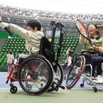 上地結衣選手（右）から教わったチェアワークを実践する参加者＝三木市志染町三津田、ブルボンビーンズドーム