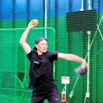 ソフトボールの投球を披露する坂口智隆さん＝千葉県内（提供）