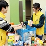フードドライブで集まった食品を譲渡会に向けて仕分けする明石錦城高校の生徒たち＝明石市貴崎１