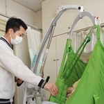 利用者を抱えずに動かすことができる床走行型リフト＝明石市大久保町大窪