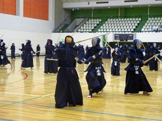 部活動地域移行のモデル事業として行われた剣道の合同練習＝２０２４年６月、明石中央体育会館（明石市教育委員会提供）