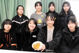 給食で人気のきな粉パンをアレンジしたデザートを考案した児童ら＝鳥羽小学校