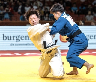 ６０キロ級男子を制した福田大和さん（左）＝オーストリア・リンツ（本人提供）