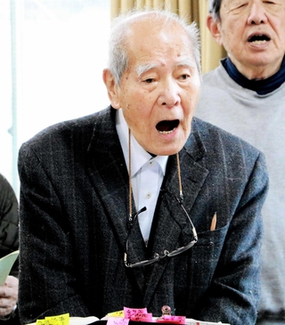 ４月の公演で独唱を披露する陰山恭道さん＝神陵台小学校