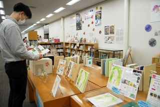 いわさきちひろさんの関連書籍が並ぶコーナー＝県立明石図書館