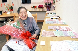 個展会場で作品に囲まれる松本ふさ子さん＝明石市大久保町駅前１