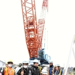 工事現場に設置されたクイズラリーに挑戦する児童ら＝明石市和坂