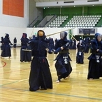 部活動地域移行のモデル事業として行われた剣道の合同練習＝２０２４年６月、明石中央体育会館（明石市教育委員会提供）