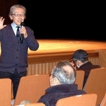 来場者に話しかけながら震災の教訓について話す堀内正美さん＝明石市東仲ノ町、子午線ホール