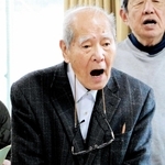 ４月の公演で独唱を披露する陰山恭道さん＝神陵台小学校