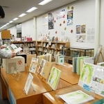 いわさきちひろさんの関連書籍が並ぶコーナー＝県立明石図書館