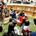 丸谷聡子市長の絵本の読み聞かせに聞き入る子どもたち＝明石市二見町西二見駅前１