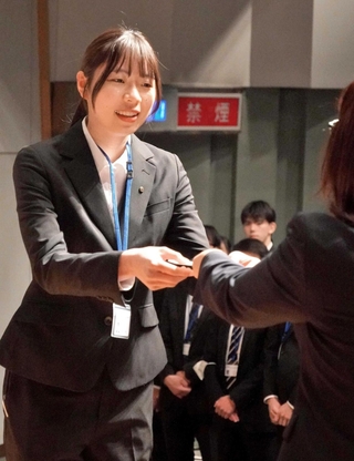 新入庁職員を代表して辞令を受け取る梚木結香さん＝明石市中崎１