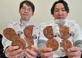 「あまざけせんべい」を作った富士の山菓舗の原田岳秋さん（右）とこうじや京作の高木忠史さん＝明石市役所