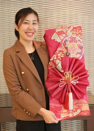 作品を手にする岡本聖子さん＝明石市内