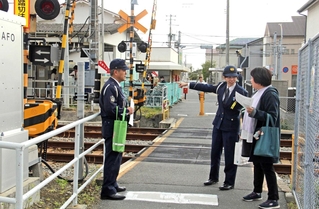 通行人に非常ボタンの使い方などを説明する明石署員ら＝明石市魚住町中尾