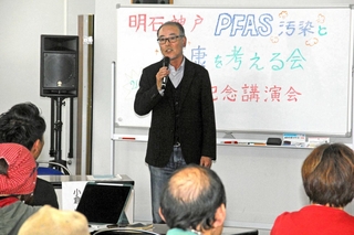 吉備中央町での活動について報告する小倉博司さん＝明石市立文化博物館