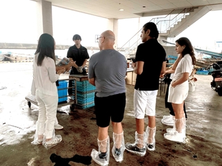 富裕層向けのツアーで、明石浦漁業協同組合を訪れた外国人ら＝明石市岬町（明石観光協会提供）