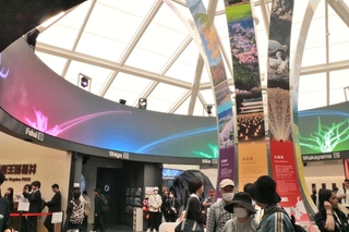 関西パビリオンの吹き抜けの広場＝大阪市此花区