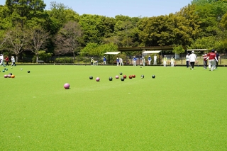 アスファルト舗装や人工芝が改修されたローンボウルズコート＝明石市明石公園