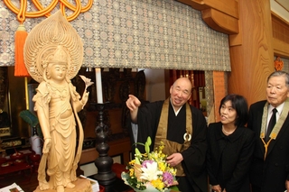 お披露目された「照見観世音菩薩」を眺める神足豊光住職（左）ら＝明石市二見町東二見
