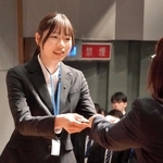 新入庁職員を代表して辞令を受け取る梚木結香さん＝明石市中崎１