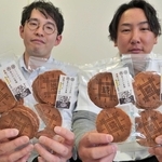 「あまざけせんべい」を作った富士の山菓舗の原田岳秋さん（右）とこうじや京作の高木忠史さん＝明石市役所