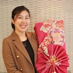 作品を手にする岡本聖子さん＝明石市内