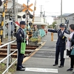 通行人に非常ボタンの使い方などを説明する明石署員ら＝明石市魚住町中尾