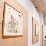 １枚の絵に描かれたさまざまな春の花を立体的に紹介する展示。季節の草花への深い造詣がうかがえる＝市立文化博物館