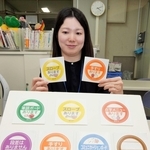 合理的配慮に取り組む店舗などに市が配布しているステッカー＝明石市役所